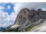 Dolomiti d'Ampezzo - ferata Astaldi Pogled nazaj na Tofano di Rozes. Iskala sva tudi jamo pod njo, a je tokrat nisva našla 