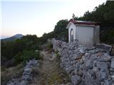 Via Apsyrtides kapelica na Polanži, tam daleč zadaj pa vrh Osorščice