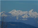 Pogled na zasnežene Kamniško Savinjske Alpe.