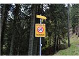 Tega je vse več ... biciklisti niso zaželeni. Kaj pomeni prečrtan GPS pa nimam pojma :)
