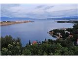 Pogled na turistični del Omišlja z razgledne točke pri cerkvi Sv. Antona
