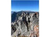Kammspitze (2139m) Greben proti zahodu. V ozadju Dachstein. 