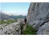 Dolomiti d'Ampezzo - ferata Astaldi Ta poteka po številnih obrambnih jarkih, saj je tod potekala prva bojna linija