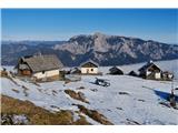 Planina Göriacher Alm, oziroma Malga Goriane. Po sredini jo deli meja med Avstrijo in Italijo