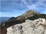 Koča na Kališču, za njo Tolsti vrh, desno Storžič in Bašeljski vrh