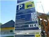 Ob parkirišču.