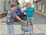 Pred večerjo nama dečko speče in postreže še ribice. 