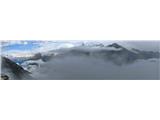 Moker pogled proti velikanom švicarskih Alp