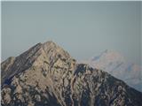 Storžič in zadaj Triglav