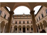 - Urbino- V palači je čudovita zbirka slik, tapiserij renesančnega slikarstva