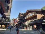 Zermatt je vasica, kjer se na vsakem koraku čuti spoštovanje preteklosti. Stare tradicionalne hišice se lepo dopolnjujejo z modernimi zgradbami, kjer je prav tako prisotna uporaba naravnih materialov.