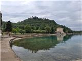 Jutranji pogled na stari del Omišlja z vodnim stolpom