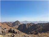 Egipt - Gebel Katherina (2642m) Po daljšem strmem vzponu se ponovno prikaže Sinajska gora (rahlo levo na sliki)