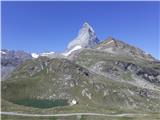 Pogled na Matterhorn s postaje Schwarzsee (2583 m). Pot poteka preko vidnih vzpetinic.
