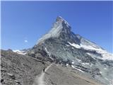 Hörnlihütte Matterhorn Ves čas pohoda lahko opazujemo kočo, ki je na sliki obkrožena in zgleda res majčkena v primerjavi z ogromno goro.