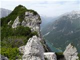 Predelske glave 1618 m (Cima Predil) in Vrh Laštanovca 1660 m malo pod vrhom, s pogledom na jezero