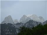 Predelske glave 1618 m (Cima Predil) in Vrh Laštanovca 1660 m proti zahodu pa gore nad Belim potokom