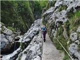tale potka je pa postajala vse bolj mokra in tudi drseča