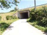 Tunel skozi avtocesto v bližini predora Golo Rebro