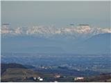 pogled s stolpa v  Italijo in na gore tam zadaj, Karnijci in Dolomiti so