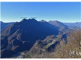 grebeni nad jezerom Lago di Cavazzo