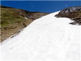 strmo snežišče-previdno ob snežišču po desni strani proti grebenu